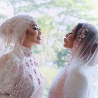 Banyak yang menyebut jika Zahwa terlihat seperti Reza Artamevia saat masih muda. Wajah ibu dan anak ini bak pinang dibelah dua. Foto: Instagram/@dean_818