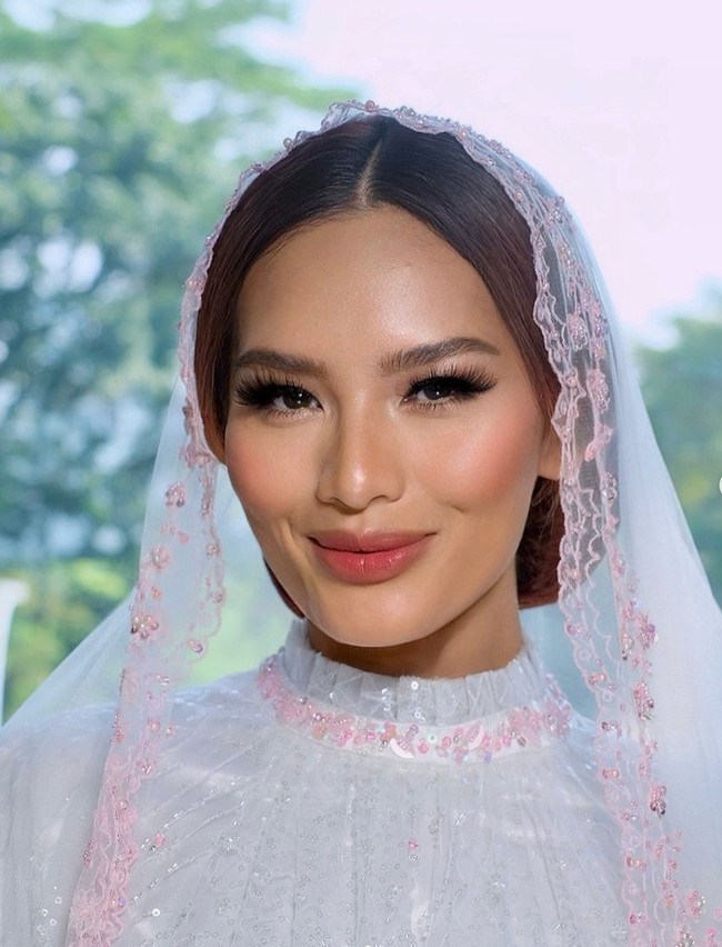 Pesona Zahwa kian terpancar dengan pulasan makeup natural glam. Bulu mata tebal membuat matanya jadi terlihat semakin tajam. Sementara lipstik merah muda membuat riasan wanita 23 tahun itu tetap terlihat tak berlebihan. Foto: Instagram/@dean_818