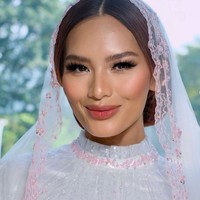 Pesona Zahwa kian terpancar dengan pulasan makeup natural glam. Bulu mata tebal membuat matanya jadi terlihat semakin tajam. Sementara lipstik merah muda membuat riasan wanita 23 tahun itu tetap terlihat tak berlebihan. Foto: Instagram/@dean_818