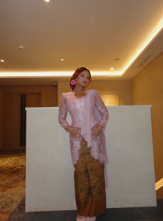 Selain penampilan kedua calon manten, Aaliyah dan Thariq, penampilan kakak Aaliyah, Zahwa Massaid yang hadir di rangkaian prosesi jelang pernikahan Aaliyah dan Thariq juga turut mencuri atensi. Tak kalah memesona, kecantikan Zahwa juga berhasil bikin terpana. Foto: Instagram/@zahwamassaid