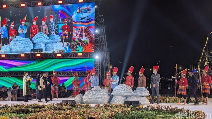 Acara pembukaan F8 Makassar 2024 di Anjungan Pantai Losari.