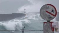 Penampakan gelombang laut menghantam dinding pelindung saat topan Gaemi mendekat ke arah pelabuhan.