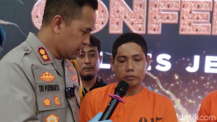 Agus Wanto alias Agus (32) tersangka pembunuhan nenek 82 tahun di Banjar Ledok, Desa Pulukan, Kecamatan Pekutatan, Jembrana, digiring polisi di Polres Jembrana, Rabu (24/7/2024). (I Putu Adi Budiastrawan/detikBali)