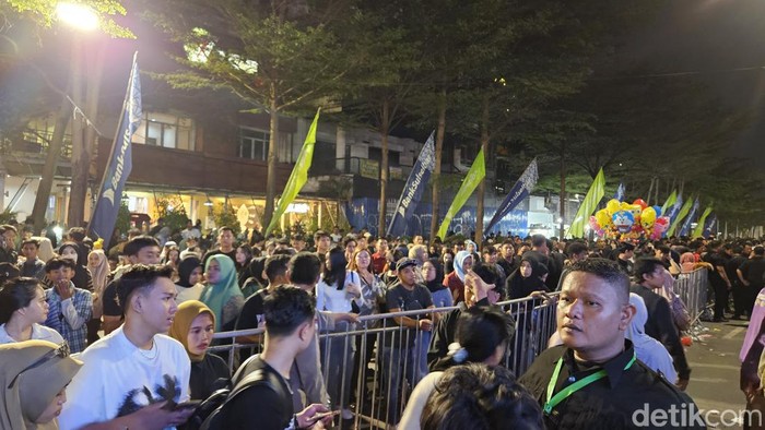 Antrean pengunjung yang kehabisan tiket F8 Makassar. Siar Mayasara/detikSulsel