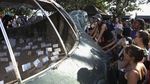 Antusias Bule Ikut Lepaskan Tukik di Pantai Bali