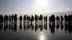 Antusias Bule Ikut Lepaskan Tukik di Pantai Bali