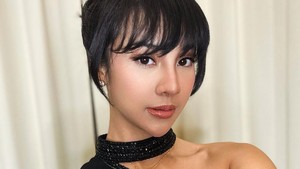 Anya Geraldine melengkapi gayanya dengan riasan rambut dicepol ke belakang. Foto: Instagram Anya Geraldine