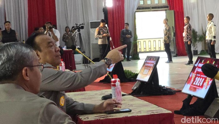 As SDM Kapolri Irjen Dedi Prasetyo mengecek gladi bersih tes pemeriksaan penampilan (rikpil) catar Akpol tingkat pusat. (Audrey S/detikcom)