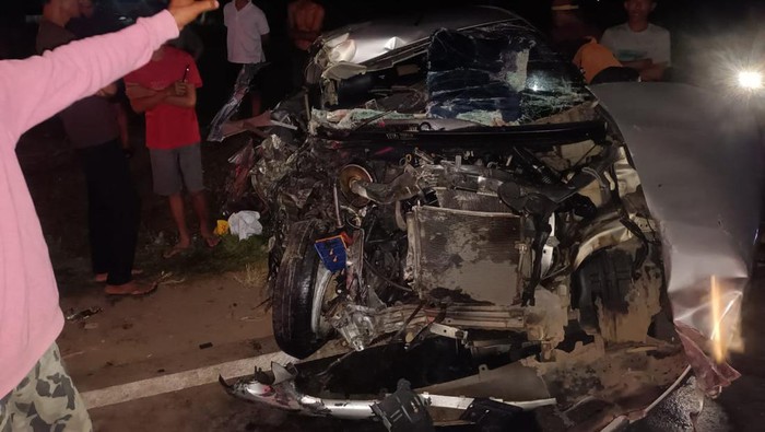 Avanza rusak parah usai terlibat tabrakan dengan truk di Lampung Timur.