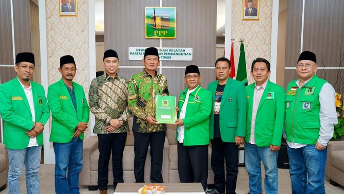 Bakal cabup petahana, Yuhronur Efendi menerima surat tugas maju Pilbup Lamongan dari PPP Jatim di Surabaya.