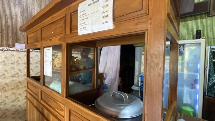 Bakso Ronggolawe di Jalan Bulak Banteng, Surabaya tetap buka meski diviralkan pakai daging tikus.
