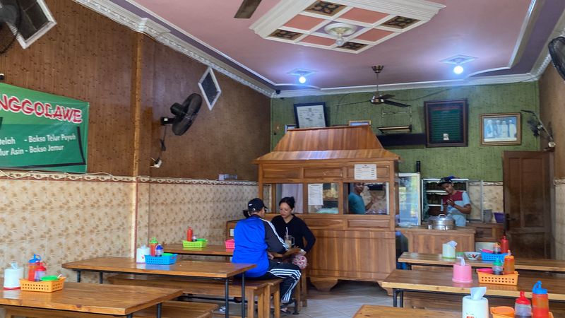 Bakso Ronggolawe di Jalan Bulak Banteng, Surabaya tetap buka meski diviralkan pakai daging tikus.