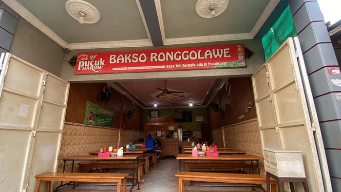 Bakso Ronggolawe di Jalan Bulak Banteng, Surabaya tetap buka meski diviralkan pakai daging tikus.