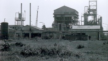 Bencana Bgopal: 2 Desember 1984, terjadi kebocoran gas di pabrik pestisida di Bhopal, India, di mana 40 ton bahan kimia yang disebut metil isosianat bocor ke atmosfer. Jumlah tersebut merupakan bahan beracun yang sangat besar dan pabrik tersebut dikelilingi oleh perumahan yang padat, sehingga lebih dari 600.000 orang terpapar oleh awan mematikan tersebut. Warga menderita batuk, iritasi mata, luka bakar, sesak napas dan muntah-muntah. Ribuan orang meninggal dalam beberapa jam. Ribuan hewan juga mati. Foto: Wikipedia