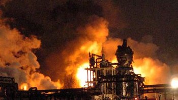 Bencana Jilin: Insiden ini terjadi di kota Jilin, China di November 2005 di mana serangkaian ledakan terjadi di pabrik petrokimia. Segera setelah ledakan, lebih dari 10.000 orang dievakuasi dari daerah setempat. Ledakan in i melepaskan sekitar 110 ton polutan ke Sungai Songhua, dan hal ini merupakan masalah besar karena beberapa kota besar bergantung pada sungai tersebut untuk pasokan air. Saluran terputus selama beberapa hari sementara persediaan air dibersihkan, dan air harus diangkut dari kota-kota yang tidak terkena dampak untuk membantu masyarakat. Foto: China Daily Foto: China Daily