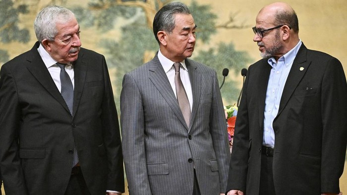 Bertemu di China, Hamas-Fatah Sepakat Bersatu Usai Perang Gaza China's Foreign Minister Wang Yi, center, hosts an event for Mahmoud al-Aloul, left, vice chairman of Fatah, and Mussa Abu Marzuk, a senior member of Hamas, to meet at the Diaoyutai State Guesthouse in Beijing, Tuesday, July 23, 2024. (Pedro Pardo/Pool Photo via AP)