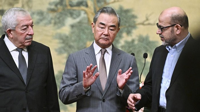 Bertemu di China, Hamas-Fatah Sepakat Bersatu Usai Perang Gaza China's Foreign Minister Wang Yi, center, hosts an event for Mahmoud al-Aloul, left, vice chairman of Fatah, and Mussa Abu Marzuk, a senior member of Hamas, to meet at the Diaoyutai State Guesthouse in Beijing, Tuesday, July 23, 2024. (Pedro Pardo/Pool Photo via AP)