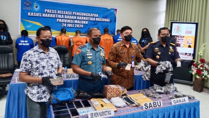 BNNP Maluku saat merilis kasus penyelundupan narkoba.