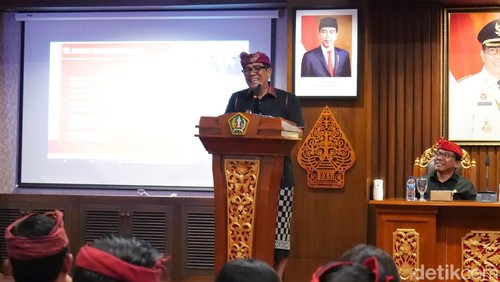 Bupati Tabanan I Komang Gede Sanjaya memimpin rapat pengendalian inflasi di kantornya, Rabu (24/7/2024). (Dok. Pemkab Tabanan)