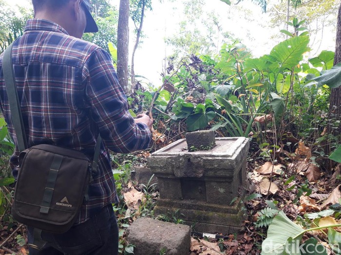 oni di situs Candi Tampir, Desa Musuk, Kecamatan Musuk, Kabupaten Boyolali, Rabu (24/7/2024).