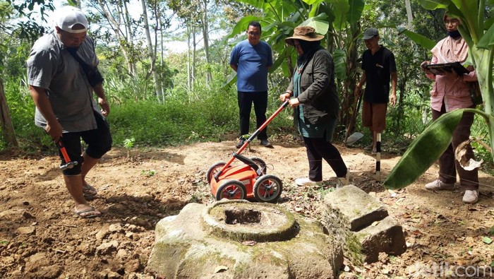 Tim BPK wilayah X melalui survei dengan GPR di situs Candi Tampir, Desa Musuk, Kecamatan Musuk, Kabupaten Boyolali, Rabu (24/7/2024).