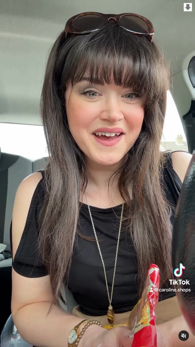 Caroline tidak menampik bahwa penampilan mudanya adalah kombinasi dari berbagai kebiasan dan gen yang baik. Aku pikir itu kombinasi gen yang bagus, tidak minum (alkohol), aku pakai SPF 50 setiap hari, dan aku vegetarian,  Foto: Instagram Caroline Butler