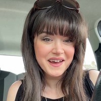 Caroline tidak menampik bahwa penampilan mudanya adalah kombinasi dari berbagai kebiasan dan gen yang baik. Aku pikir itu kombinasi gen yang bagus, tidak minum (alkohol), aku pakai SPF 50 setiap hari, dan aku vegetarian,  Foto: Instagram Caroline Butler