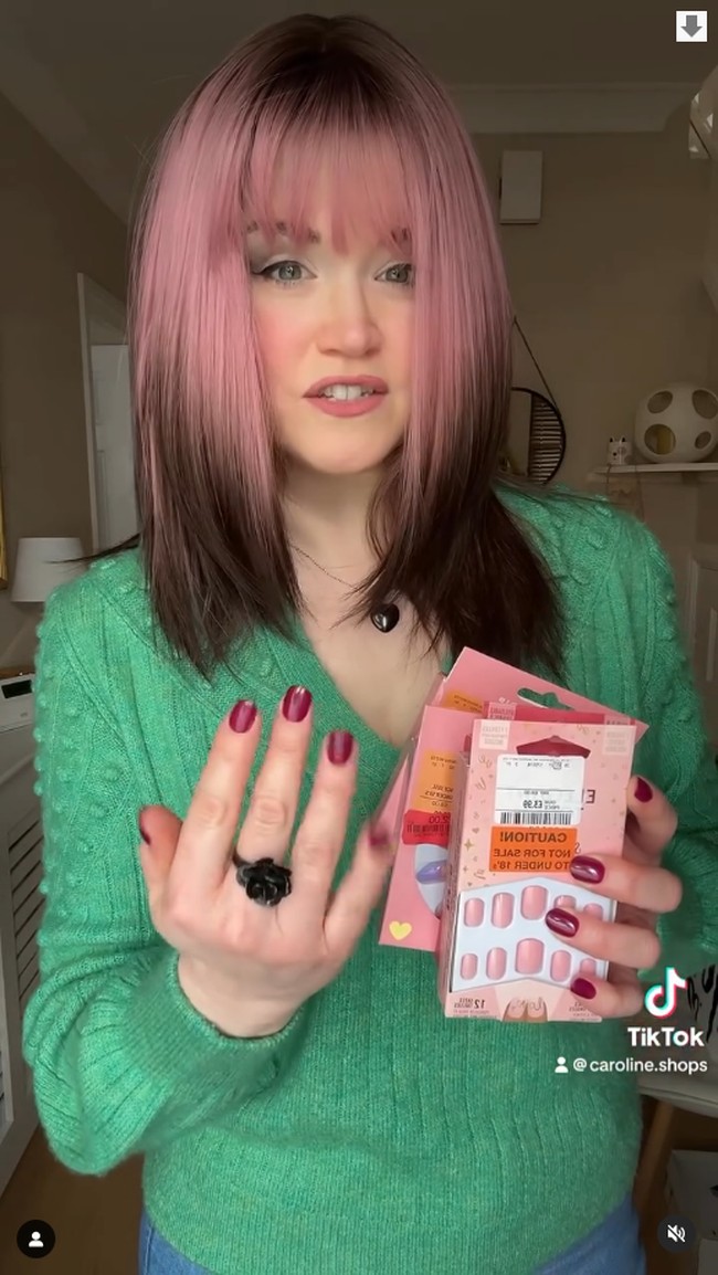 Delapan dari 10 kali (pergi ke supermarket) aku diminta KTP dn harus menunjukkan bukti usia jadi aku pikir orang mengira aku terlihat di bawah 25. Ada insiden di mana aku kasier berpikir aku tidak cukup usia untuk beli pisau, aku diminta menunjukkan KTP padahal aku 46 tahun, katanya dilansir The Sun. Foto: Instagram Caroline Butler