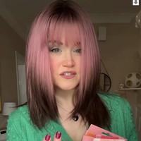 Delapan dari 10 kali (pergi ke supermarket) aku diminta KTP dn harus menunjukkan bukti usia jadi aku pikir orang mengira aku terlihat di bawah 25. Ada insiden di mana aku kasier berpikir aku tidak cukup usia untuk beli pisau, aku diminta menunjukkan KTP padahal aku 46 tahun, katanya dilansir The Sun. Foto: Instagram Caroline Butler