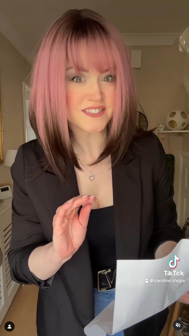 Aku juga tidak punya suami atau pacar. Itu mungkin membantu mengurangi stres atau kerutan, kata wanita yang dikenal suka pakai wig tersebut. Foto: Instagram Caroline Butler