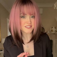 Aku juga tidak punya suami atau pacar. Itu mungkin membantu mengurangi stres atau kerutan, kata wanita yang dikenal suka pakai wig tersebut. Foto: Instagram Caroline Butler