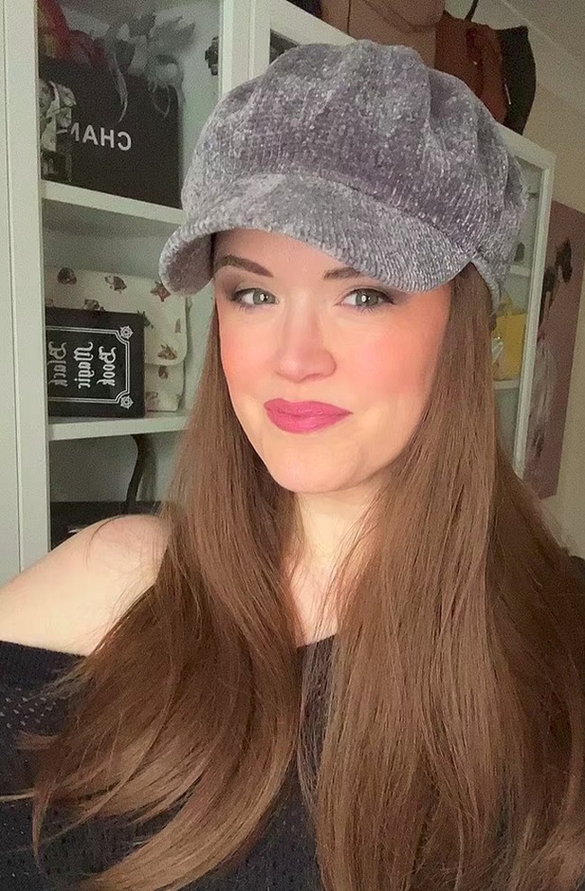 Caroline mengaku masih sering ditanya kartu identitasnya saat belanja. Disangka di bawah 18 tahun, padahal usianya sudah hampir 50 tahun.  Foto: Instagram Caroline Butler