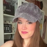 Caroline mengaku masih sering ditanya kartu identitasnya saat belanja. Disangka di bawah 18 tahun, padahal usianya sudah hampir 50 tahun.  Foto: Instagram Caroline Butler