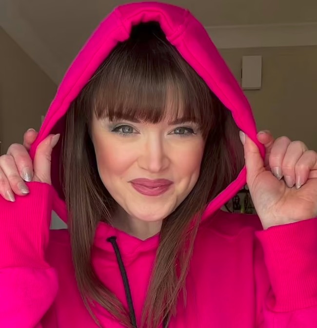 Seorang TikToker bernama Caroline Butler sering dipuji punya wajah yang awet muda. Banyak orang di keseharian yang bertanya rahasia cantik Caroline. Foto: Instagram Caroline Butler