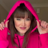 Seorang TikToker bernama Caroline Butler sering dipuji punya wajah yang awet muda. Banyak orang di keseharian yang bertanya rahasia cantik Caroline. Foto: Instagram Caroline Butler