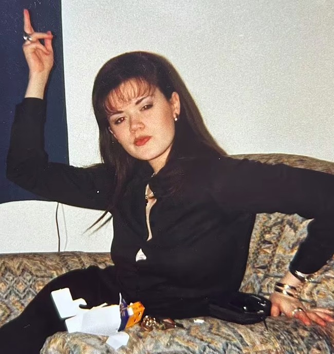 Hal lain yang menurutnya juga membantu adalah child free atau tidak punya anak dan suami. Tidak punya anak mungkin membantu juga tapi aku punya (anjing) Jack Russel bernama Annie yang benar-benar membuatku bergerak, katanya.  Begini penampilannya saat berusia 19 tahun.Foto: Instagram Caroline Butler