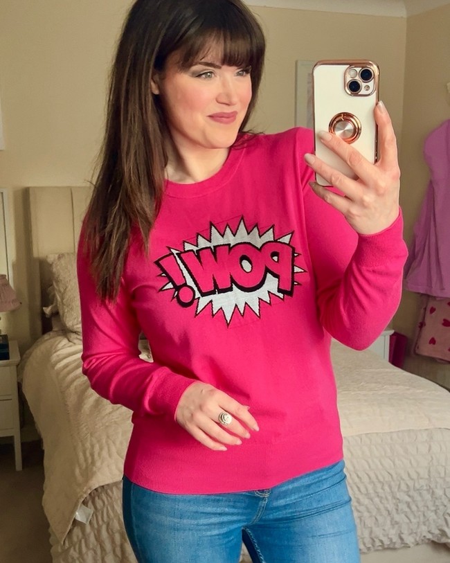 Ketika aku sebut usiaku, orang akan tidak percaya atau bertanya rahasiaku. Aku sering mendapat komentar di TikTok tentang betapa aku terlihat muda. Ada satu video tentang brush makeup, orang sepertinya aku berusia 20 tahun, katanya dilansir The Sun. Foto: Instagram Caroline Butler