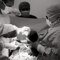 Proses persalinan dilakukan secara caesar. Melalui keterangan unggahannya Joshua atau yang akrab disapa Jojo itu menjelaskan jika sebelum operasi sang istri sempat merasa sakit kepala hebat hingga menangis dan tak bisa tidur. Hari paling roller coaster. Dinihari nya @clairineclay sakit kepala hebat sampe nangis2 ga bisa tidur. Super stress krn liat clay nangis dan ga bs ngapa2in. Jam 4 pagi Bobo cuma sejam dibangunin jam 5 karna harus siap2 operasi. Gak lama keluarga dateng, doa bentar langsung suruh ke ruang Operasi, tulis Jojo. Foto: Instagram/@jojosuherman