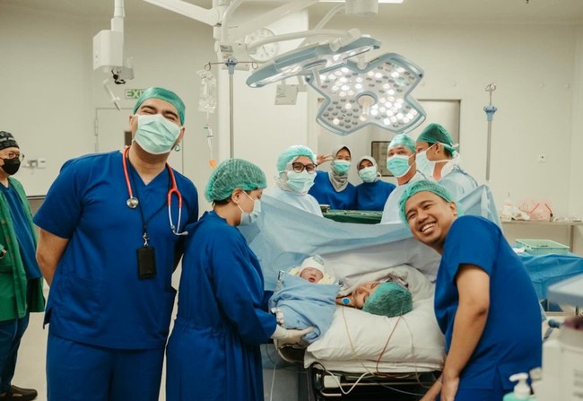 Selama di ruang operasi hingga sang bayi lahir, Joshua terlihat selalu setia mendampingi sang istri. Ia pun menceritakan pengalamannya saat menunggu sang istri hingga melahirkan di ruang operasi. Rasanya unreal sekali krn ruangannya terang mayan silau, dingin, bener2 asing. Rasanya kayak masuk pesawat alien. Langsung duduk di belakang kepala clay yg udah berbaring, tulisnya. Foto: Instagram/@jojosuherman