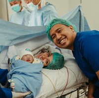 Jojo mengungkapkan jika tak butuh waktu lama hingga putranya itu terlahir ke dunia. Tau2 clay bilang “Aku mual, yang..” Abis itu dikasih obat. Clay rada hoek2 dikit. 2 menit kemudian dokter @aida.spog ngomong “dorong.” Ke asistennya. Lalu suara tangisan @e_blshlm langsung kedengeran. Reflek aku berdiri (seperti yg terlihat di slide pertama). LAH CEPET JUGA YAK UDAH LAHIR?! PERASAAN BARU DUDUK!, kenangnya. Foto: Instagram/@jojosuherman