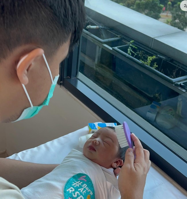 Jojo juga memilih untuk langsung mempublikasikan wajah dan nama sang putra. Bahkan ia sudah membuatkan akun Instagram pribaadi untuk sang anak, Elio B. Suherman. Foto: Instagram/@jojosuherman