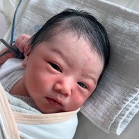 Paras putra pertama Clay dan Jojo itu pun tak kalah mencuri atensi. Dengan kulit yang masih memerah, baby Elio terlihat imut dan menggemaskan. Foto: Instagram/@jojosuherman