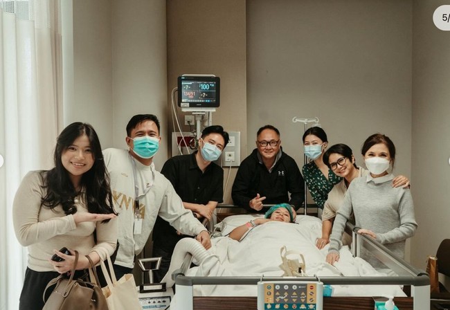 Istri Joshua Suherman, Clairine Clay, baru saja melahirkan anak pertama mereka. Terlihat sejak awal menjelang proses persalinannya, Clay dikelilingi oleh keluarga tercinta yang setia menemani. Foto: Instagram/@jojosuherman