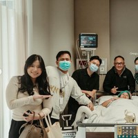 Istri Joshua Suherman, Clairine Clay, baru saja melahirkan anak pertama mereka. Terlihat sejak awal menjelang proses persalinannya, Clay dikelilingi oleh keluarga tercinta yang setia menemani. Foto: Instagram/@jojosuherman