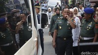 Tokoh lainnya yakni Panglima TNI Jenderal Agus Subiyanto. Diketahui Wapres ke-9 RI Hamzah Haz meninggal dunia pagi ini pukul 09.45 WIB.