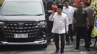 Sejumlah pejabat dan tokoh tiba di rumah duka Wapres ke-9 Hamzah Haz, di Jl Tegalan, Matraman, Jakarta Timur, Rabu (24/7/2024). Terlihat hadir Wakil Presiden RI ke-10 dan 12 Jusuf Kalla (JK).