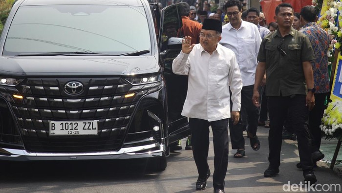 Deretan Tokoh Tiba di Rumah Duka Hamzah Haz Sejumlah pejabat dan tokoh tiba di rumah duka Wapres ke-9 Hamzah Haz, di Jl Tegalan, Matraman, Jakarta Timur, Rabu (24/7/2024). Terlihat hadir AM Hendropriyono, Rahmat Gobel, Ahmad Basarah, Wakil Menteri Investasi/BPKM, Oesman Sapta Odang, Try Sutrisno, Mardiono, Boediono, Jusuf Kalla, Agus Harimurti Yudhoyono dan Panglima TNI Agus Subiyanto.