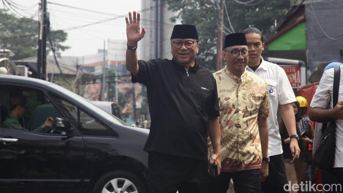 Sejumlah pejabat dan tokoh tiba di rumah duka Wapres ke-9 Hamzah Haz, di Jl Tegalan, Matraman, Jakarta Timur, Rabu (24/7/2024). Terlihat hadir AM Hendropriyono, Rahmat Gobel, Ahmad Basarah, Wakil Menteri Investasi/BPKM, Oesman Sapta Odang, Try Sutrisno, Mardiono, Boediono, Jusuf Kalla, Agus Harimurti Yudhoyono dan Panglima TNI Agus Subiyanto.