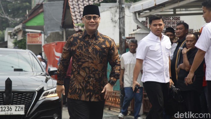Sejumlah pejabat dan tokoh tiba di rumah duka Wapres ke-9 Hamzah Haz, di Jl Tegalan, Matraman, Jakarta Timur, Rabu (24/7/2024). Terlihat hadir AM Hendropriyono, Rahmat Gobel, Ahmad Basarah, Wakil Menteri Investasi/BPKM, Oesman Sapta Odang, Try Sutrisno, Mardiono, Boediono, Jusuf Kalla, Agus Harimurti Yudhoyono dan Panglima TNI Agus Subiyanto.