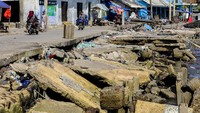 Dermaga yang dijadikan sebagai tambatan perahu bagi nelayan menuju tempat pelelangan ikan (TPI) tersebut rusak akibat diterjang gelombang tinggi.  